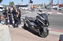 بالصور: إصابة متوسطة لسائق دراجة نارية بحادث طرق في مفرق هكيرخ بالرملة 